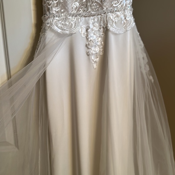 Wedding Dress: NEVER WORN, Trumpet/Mermaid, Size 2 - Picture 4 of 5